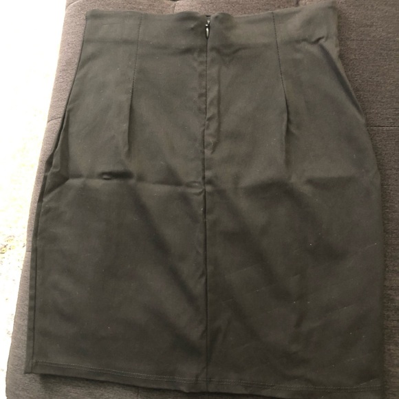 Simple black mini skirt. - Picture 3 of 3
